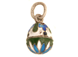 A RUSSIAN GILT SILVER AND ENAMEL EGG PENDANT