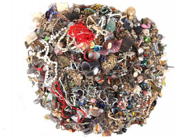 A LARGE LOT OF UNCLASSIFIED COSTUME JEWELRY ITEMS