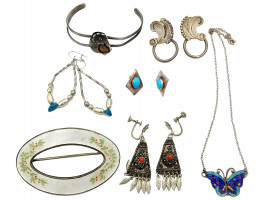A LOT OF VINTAGE WOMEN'S STERLING ETHNIC JEWELRY