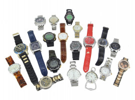 LARGE COLLECTION OF VARIOUS WRIST WATCHES