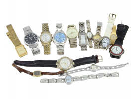 LARGE COLLECTION OF VINTAGE MODERN WRIST WATCHES