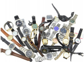 LARGE COLLECTION OF VINTAGE MODERN WRIST WATCHES