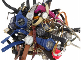 LARGE COLLECTION OF VINTAGE MODERN WRIST WATCHES