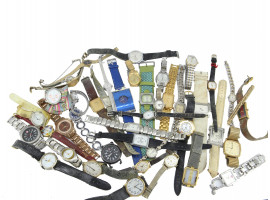 LARGE COLLECTION OF VINTAGE MODERN WRIST WATCHES