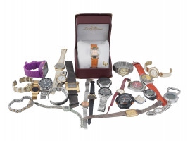 LARGE COLLECTION OF VINTAGE MODERN WRIST WATCHES