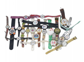 LARGE COLLECTION OF VINTAGE MODERN WRIST WATCHES