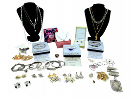 LARGE COLLECTION OF JEWELRY STERLING SILVER ITEMS