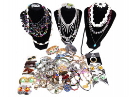 A LARGE COLLECTION OF COLORFUL COSTUME JEWELRY