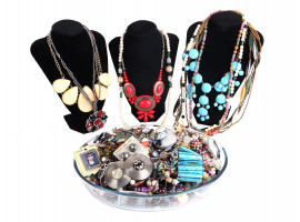 A LARGE LOT OF ASSORTED COSTUME JEWELRY FOR WOMEN