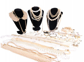 A LARGE LOT OF RETRO AND VINTAGE PEARL JEWELRY