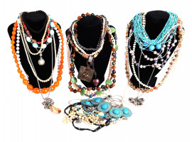 A LARGE COLLECTION OF COSTUME JEWELRY NECKLACES