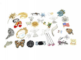 A LARGE COLLECTION OF COSTUME JEWELRY BROOCHES