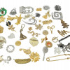 A LARGE COLLECTION OF COSTUME JEWELRY BROOCHES PIC-1