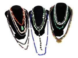 A VINTAGE COLLECTION OF COSTUME JEWELRY NECKLACES
