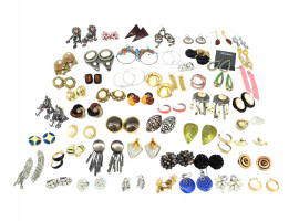 A LARGE COLLECTION OF COSTUME JEWELRY EAR RINGS