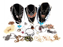 A LARGE COLLECTION OF COSTUME JEWELRY NECKLACES