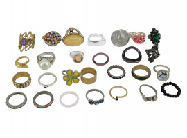 LARGE COLLECTION OF WOMEN JEWELRY ASSORTED RINGS