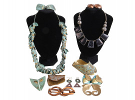 A COLLECTION OF VINTAGE MIXED METAL JEWELRY