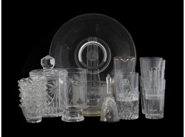 A LARGE LOT OF VINTAGE GLASSWARE 18 ITEMS