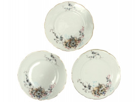 A RUSSIAN PORCELAIN SET OF 3 PLATES BY KUZNETSOV