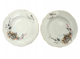 A PAIR OF RUSSIAN PORCELAIN PLATES BY KUZNETSOV