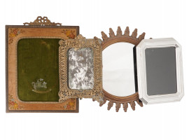 COLLECTION OF FOUR PHOTO FRAME WALL DECOR ITEMS