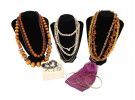 VINTAGE WOMENS COSTUME JEWELRY COLLECTION