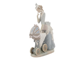 LLADRO DAISA PORCELAIN FIGURINE OF BABY CARRIAGE