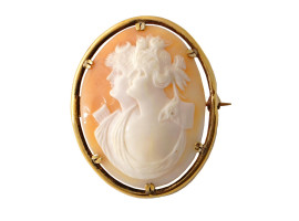 ANTIQUE CAMEO BROOCH AND SILVER PENDANT NECKLACE