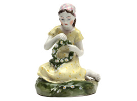 A VINTAGE SOVIET PORCELAIN FIGURINE