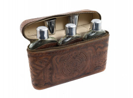 MEXICAN ART DECO LEATHER CASE WITH A SET OF FLASKS