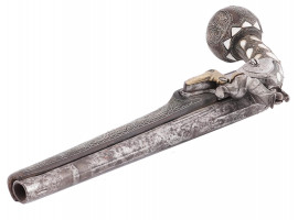 PERSIAN QAJAR FLINTLOCK PISTOL WITH NACRE INLAY