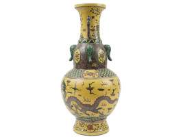 ANTIQUE CHINESE QING FAMILLE JAUNE PORCELAIN VASE