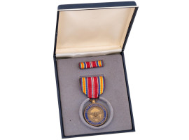 AMERICAN WWII COMMEMORATIVE MEDAL WITH RIBBON IOB