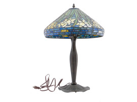 AMERICAN TIFFANY MANNER STAINED GLASS TABLE LAMP