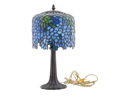 AMERICAN TIFFANY MANNER STAINED GLASS TABLE LAMP