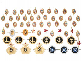 GROUP OF RUSSIAN AND SOVIET MILITARY HAT BADGES