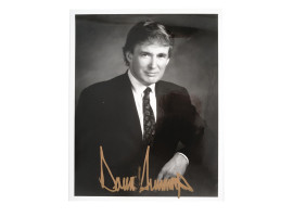 PHOTO OF US PRESIDENT DONALD TRUMP WITH AUTOGRAPH