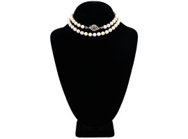 PEARL BEADED NECKLACE WITH GOLD AND SAPPHIRE CLASP