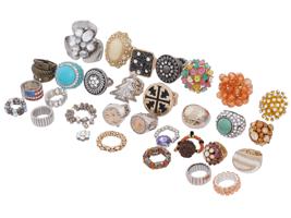 COLLECTION OF VINTAGE RINGS OF VARIOUS DESIGNS