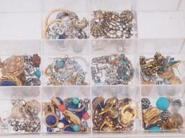 COLLECTION OF VINTAGE EARRINGS WITH VARIOUS DESIGNS