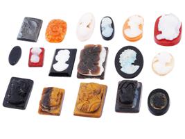 LOT OF ANTIQUE AND VINTAGE CARVED GEMSTONE CAMEOS