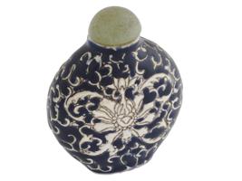 CHINESE QING BLUE AND WHITE PORCELAIN SNUFF BOTTLE