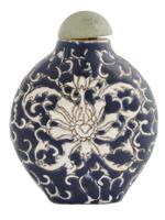 CHINESE QING BLUE AND WHITE PORCELAIN SNUFF BOTTLE