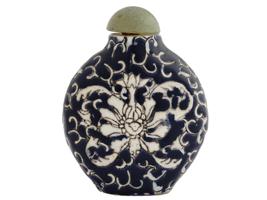 CHINESE QING BLUE AND WHITE PORCELAIN SNUFF BOTTLE