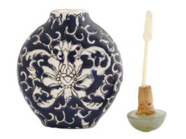 CHINESE QING BLUE AND WHITE PORCELAIN SNUFF BOTTLE