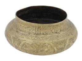 ANTIQUE ISLAMIC BRASS BOWL WITH ENGRAVED DECORATIONS