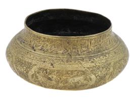 ANTIQUE ISLAMIC BRASS BOWL WITH ENGRAVED DECORATIONS