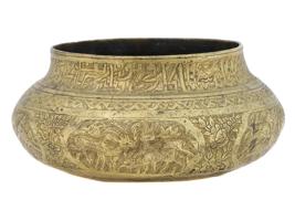 ANTIQUE ISLAMIC BRASS BOWL WITH ENGRAVED DECORATIONS