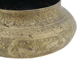 ANTIQUE ISLAMIC BRASS BOWL WITH ENGRAVED DECORATIONS